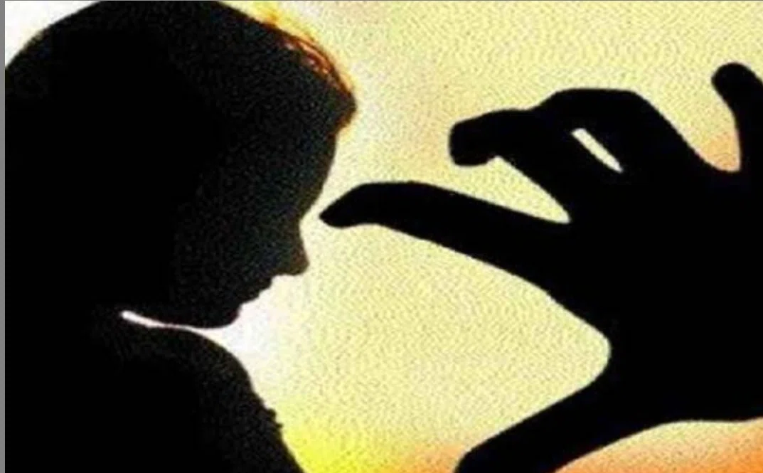 महज दस वर्षीय बच्ची को कुरकुरे देने का लोभ देकर युवक ने उसके साथ की छेड़खानी,आरोपी को हिरासत में लेकर मामले की पड़ताल में जुटी पुलिस