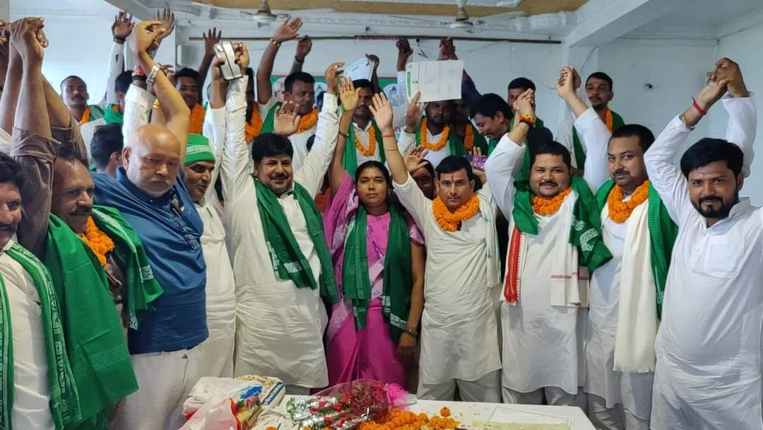 राजद के नव मनोनीत पदाधिकारियों को सौंपा मनोनयन पत्र...गरीबों के मसीहा लालू प्रसाद यादव के हाथों को मजबूत करने के लिए हम लोगों को बूथ स्तर तक पार्टी को करना है मजबूत: मनोहर यादव