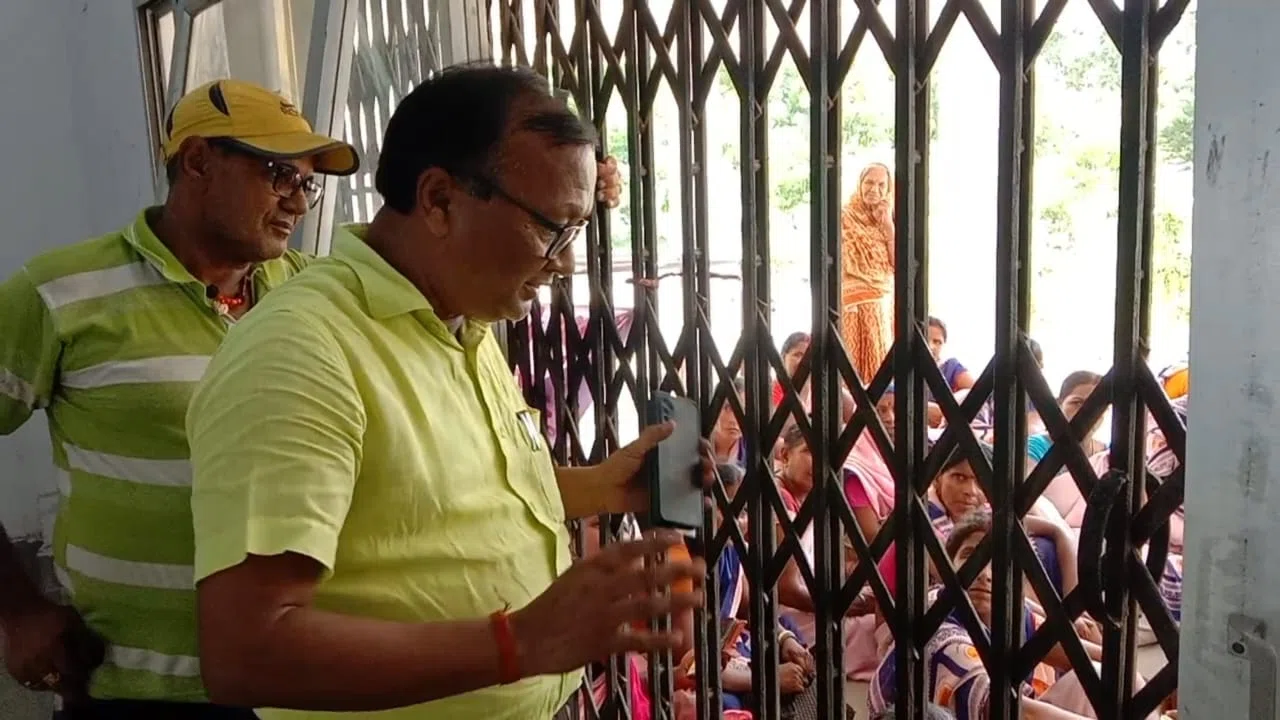 परबत्ता प्रखंड के आइटी भवन में हड़ताली आशा कार्यकर्ताओं ने किया विरोध प्रदर्शन,सीओ को सौंपा मांग पत्र,कहा-सरकार हम लोगों के साथ कर रही है नाइंसाफी