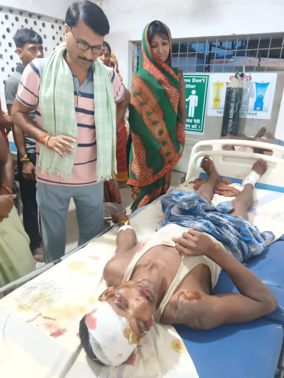 मकई अनलोड कर वापस लौट रहे आधा दर्जन से अधिक मजदूर 407पिकअप पलटने से जख्मी,दो रेफर