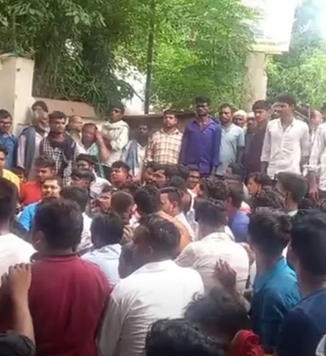 चित्रगुप्तनगर के थानेदार की कार्यशैली से नाराज आक्रोशित लोगों ने राजद जिला अध्यक्ष के नेतृत्व में जमकर काटा बवाल,सरकार को बदनाम करने वाले थानेदार पर कार्रवाई करें एसपी:मनोहर यादव