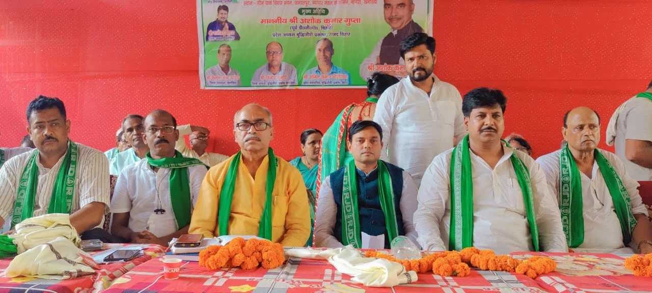 कार्यकर्ता सम्मेलन में पूर्व डीजीपी सह राजद बुद्धिजीवी प्रकोष्ठ के प्रदेश अध्यक्ष अशोक गुप्ता ने केन्द्र की बीजेपी सरकार पर जमकर साधा निशाना तो राजद जिला अध्यक्ष मनोहर यादव ने कहा