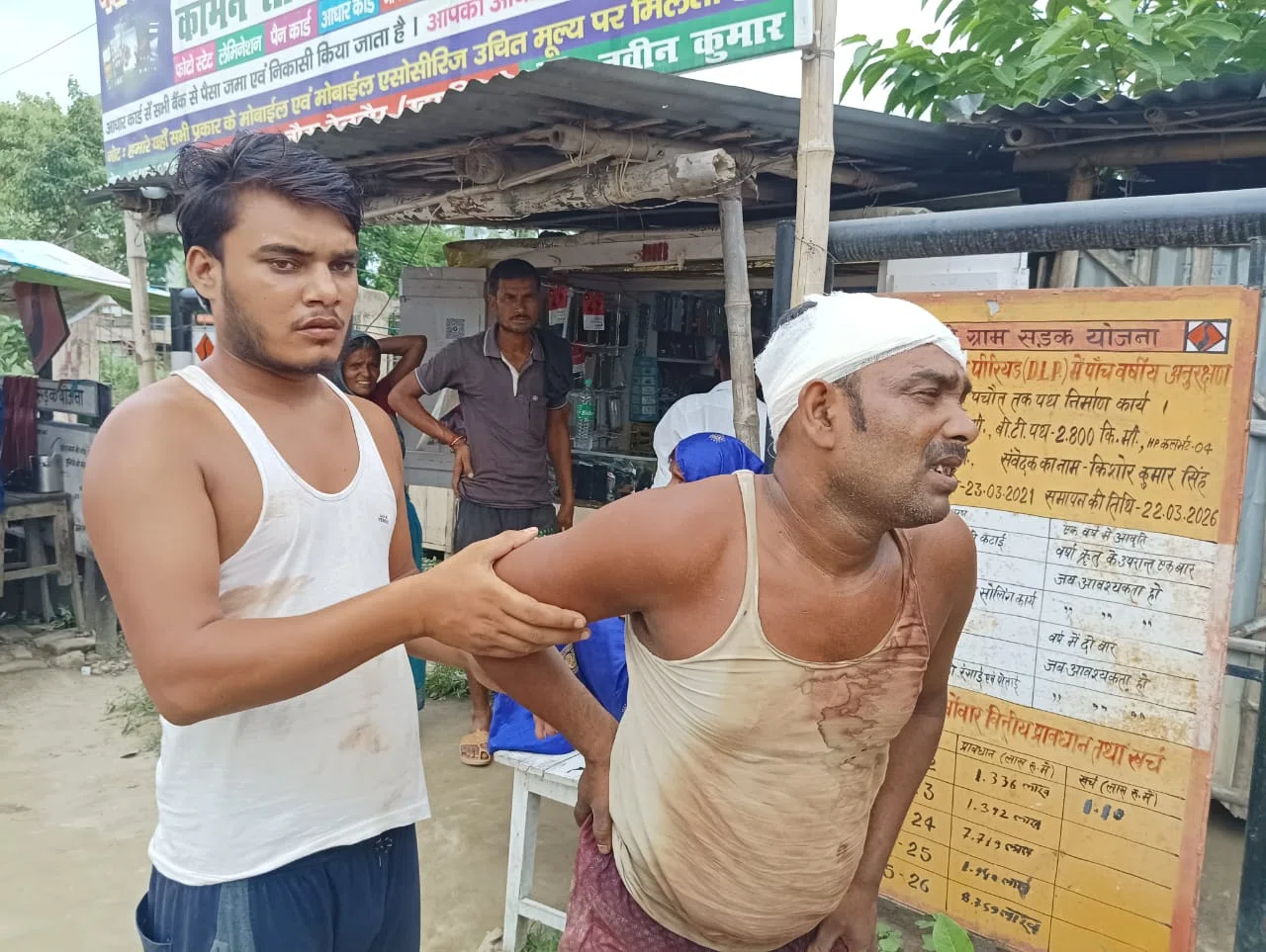 Crime News स्मैक और प्रतिबंधित कफ सिरप बेचने का किया विरोध तो दबंग होटल मालिकों ने जमीन मालिक को पीट- पीटकर किया बुरी तरह जख्मी