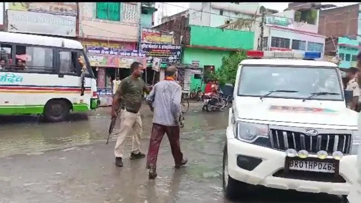 Bihar Breaking News :बारिश की फुहारों के बीच शराबी राहगीरों पर कर रहा था गालियों की बरसात,कर लिया गया गिरफ्तार