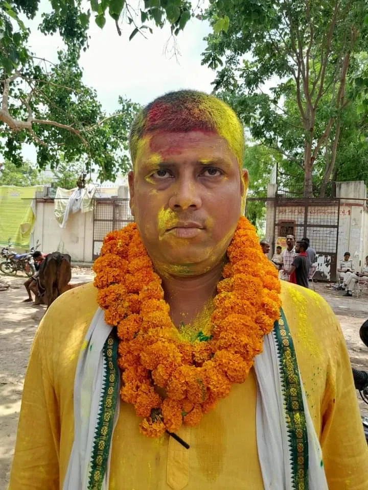 Breaking News Bihar :क्या पंचायत समिति सदस्य दुर्गेश भी करते हैं शराब का कारोबार!घर के बाहर 6 बोतल विदेशी शराब के साथ धराए,चर्चाओं का बाजार गर्म