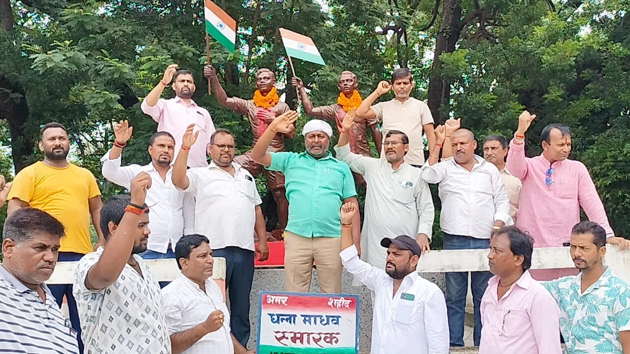 Khagaria Breaking News:शहीद धन्ना-माधव के स्मारक पर पहुंचकर समाजसेवियों ने किया माल्यार्पण, सुनाई उनकी क्रांति गाथा,नागेन्द्र सिंह त्यागी ने कहा-महज शहादत दिवस पर यादकर देश के महाप