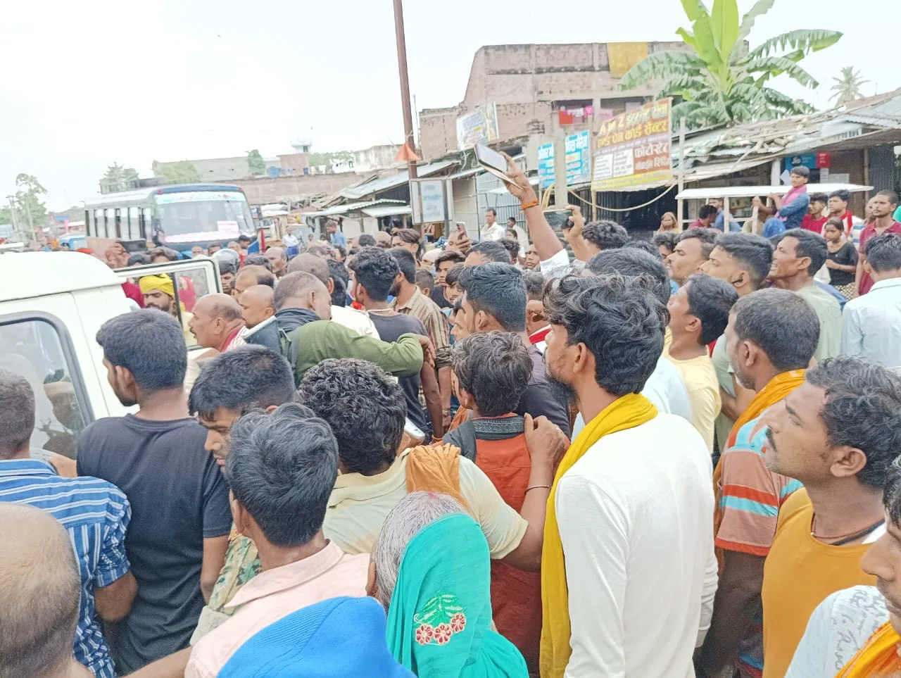 आखिर किसने की बालक की गला रेतकर निर्मम हत्या!आक्रोशित लोगों ने सड़क किया जाम
