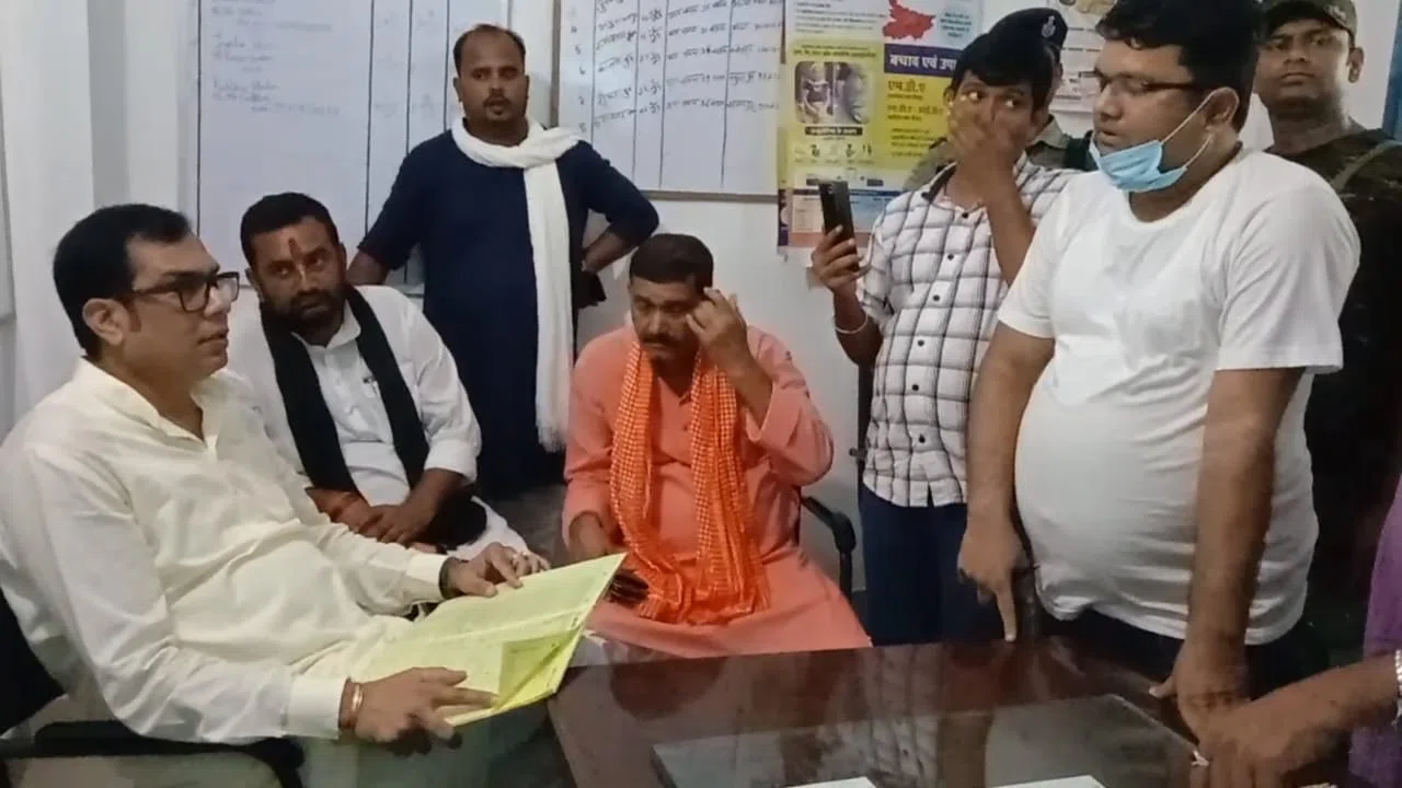 परबत्ता सीएचसी की कुव्यवस्था देख भड़के विधायक डॉ संजीव ने सीएचसी प्रभारी से कहा- अविलंब करें व्यवस्था को दुरुस्त,अन्यथा भुगतना होगा खामियाजा
