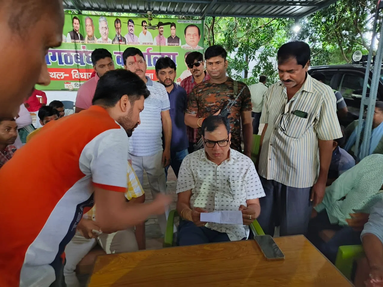 जनता दरबार में पहुंचे फरियादियों का परबत्ता विधायक ने सुना दुखड़ा,हर क्षेत्र में विकास करना हमारा मुख्य लक्ष्य:डॉ संजीव