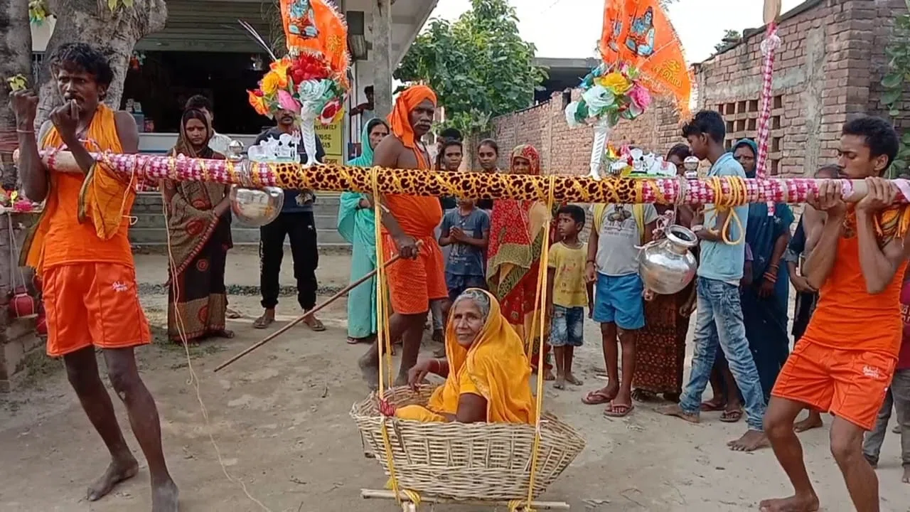 स्वार्थ के इस युग में खासे सुर्खियां में हैं कलयुगी श्रवण कुमार बने दो पुत्र,बहंगी में मां को बिठाकर देवघर के लिए हुए रवाना, कहा- तीर्थ यात्रा पर मां के जाने की तमन्ना कर रहे पूरी