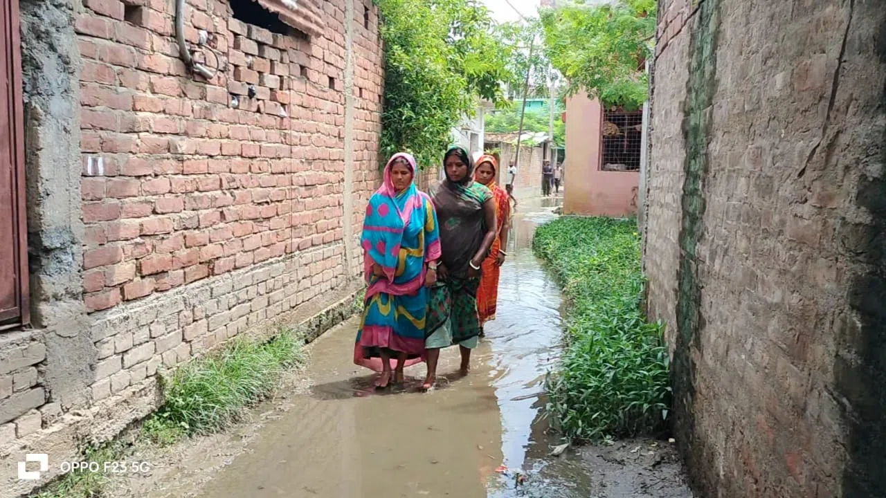 विकास'को मुंह चिढ़ा रही है दीना चकला की सड़कें,सुलग रहा सवाल-पानी भरे गड्ढ़े में है सड़क या सड़क में हैं पानी भरे गड्ढ़े?