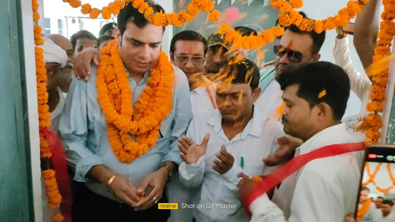 विभिन्न विद्यालयों में आईसीटी सेंटर का उद्घाटन करते हुए विधायक ने बच्चों से कहा-सीखने की उम्र में जो सीखेंगे,वही आएगा जिंदगी भर काम,डिजिटल शिक्षा है समय की मांग:डॉ संजीव