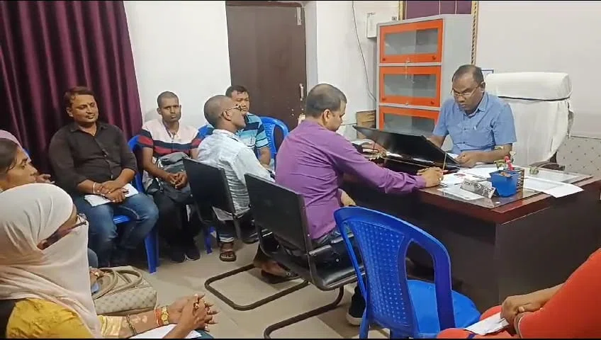 सैकड़ों लाभुकों को बीडीओ ने थमाया नोटिस,एक सप्ताह के अंदर आवास निर्माण कार्य शुरु नहीं करने वाले लाभुकों के विरुद्ध दर्ज होगी प्राथमिकी:राजाराम पंडित