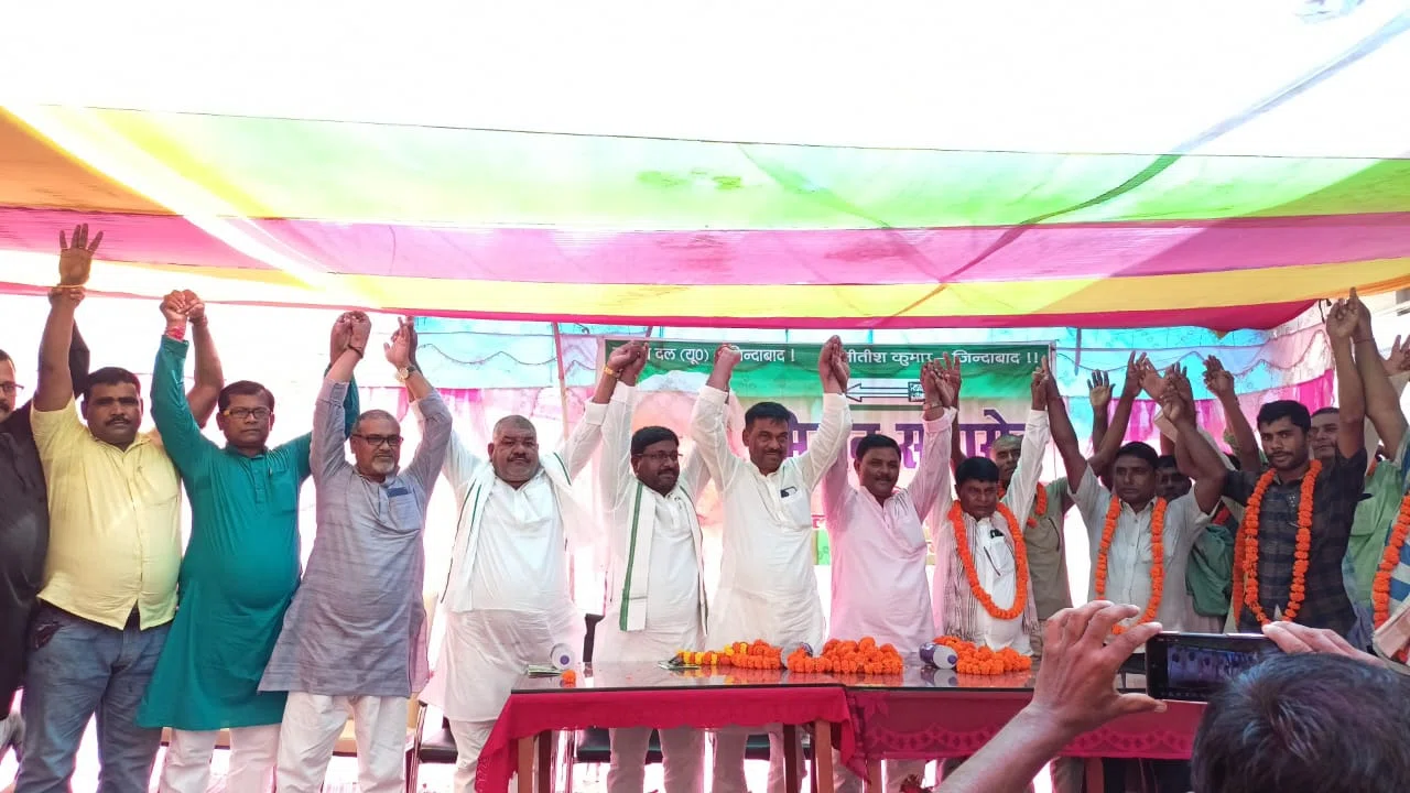 दर्जनों भाजपा कार्यकर्ता सहित सैकड़ों लोगों के जेडीयू में शामिल होने से आह्लादित जदयू जिला अध्यक्ष बबलू मंडल ने कहा-हर जाति व धर्म का विकास होने के कारण आमजनों का सीएम नीतीश कुमार
