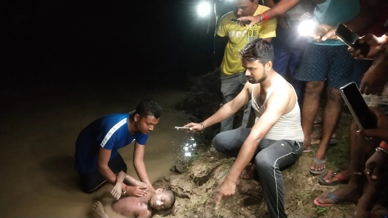 सुबह घर से निकले 11वर्षीय बालक की शाम में फोरलेन के लिए खोदे गए पानी भरे गड्ढ़े से मिली लाश,मामला खगड़िया जिले के पसराहा थाना अंतर्गत बाबू चकला का