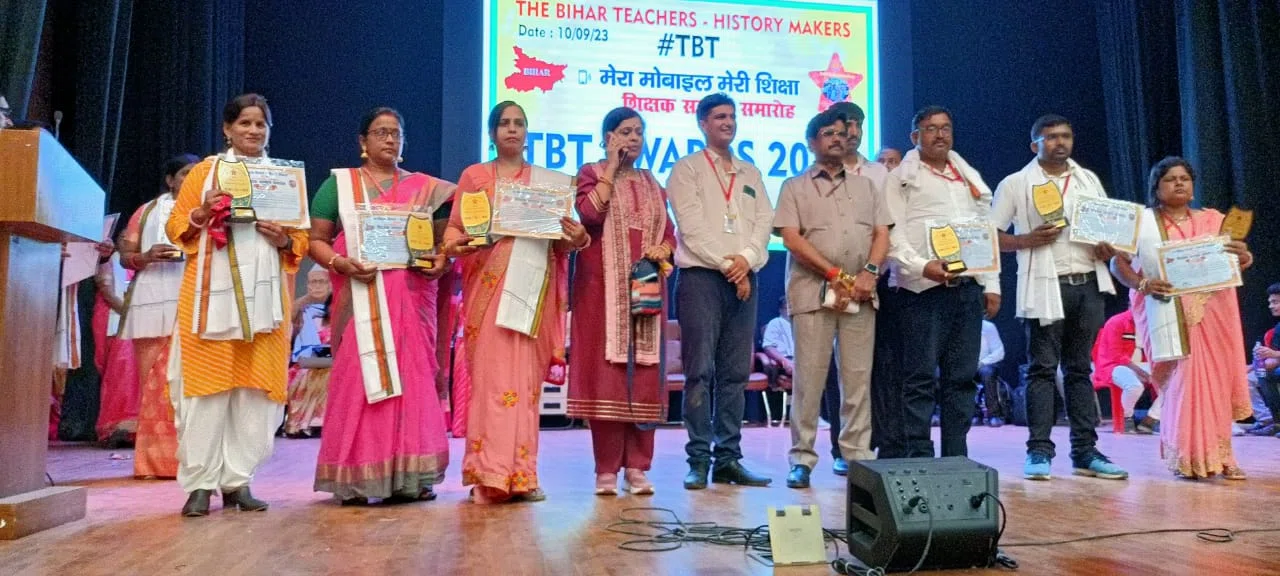 जिले के 7 शिक्षको ने टीबीटी 2023 अवार्ड पाकर जिले का नाम किया रौशन... कौन कहता है कि सरकारी विद्यालयों में पढ़ाई नहीं होती,जांच के नाम पर शिक्षकों को किया जाता है जलील:डॉ सुरेश सिं