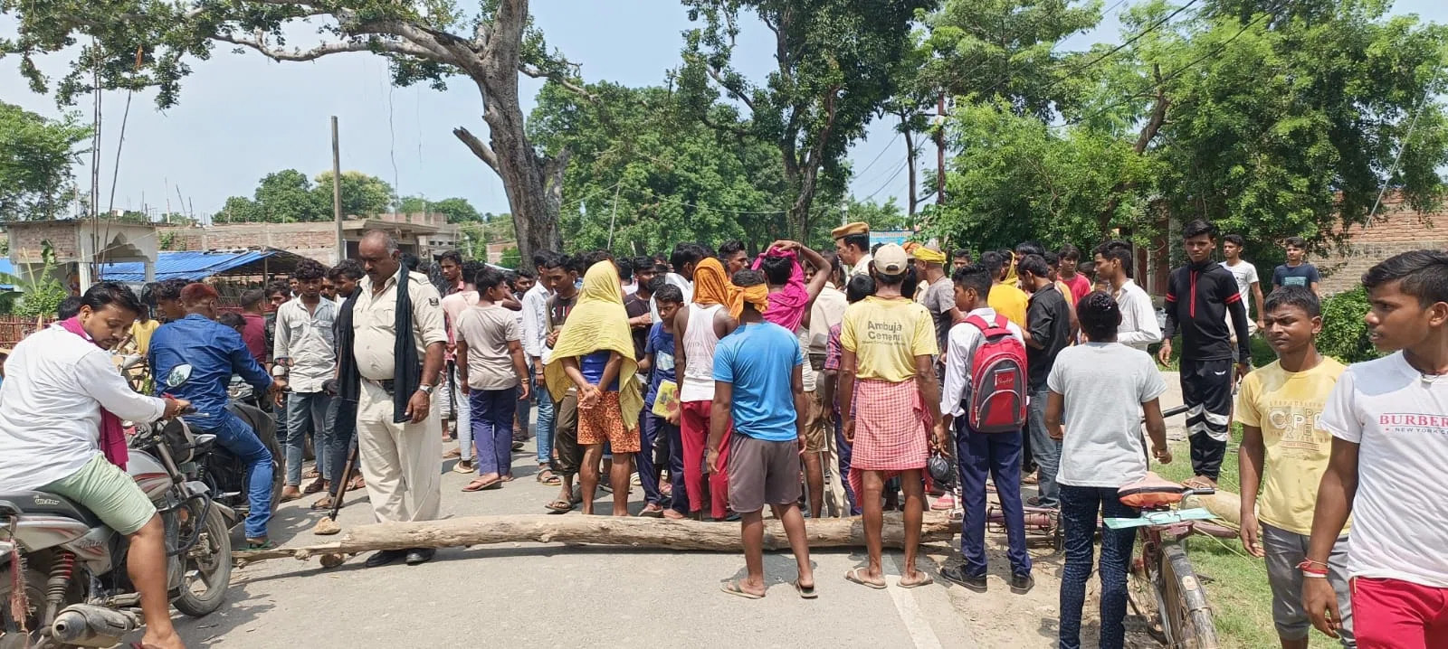 कबड्डी खेलने के दौरान छात्रों के बीच हुई मारपीट का मामला पकड़ा तूल,आक्रोशित छात्रों ने महेशखूंट- अगुवानी पथ को किया जाम
