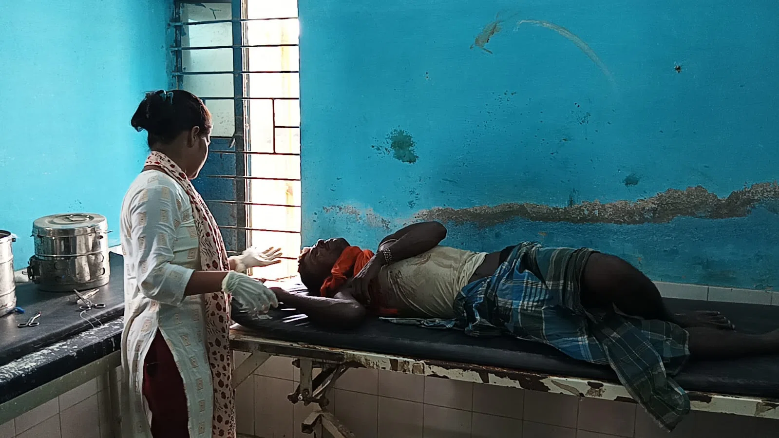 चोरी का विरोध करना बाप- बेटे को पड़ा महंगा,दबंग युवकों ने पिता-पुत्र को ईंट और चाकू से वार कर किया लहूलुहान,मामला बेलदौर थाना क्षेत्र का