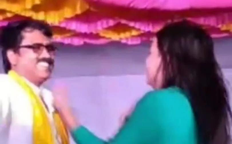 वा़यरल वीडियो की जांच के नाम पर कहीं खानापूर्ति तो नहीं हो रही!बार बालाओं के साथ अश्लील गाने पर ठुमके लगाकर खासे सुर्ख़ियां बटोर रहे हैं बोरना सरपंच नवल किशोर सिंह