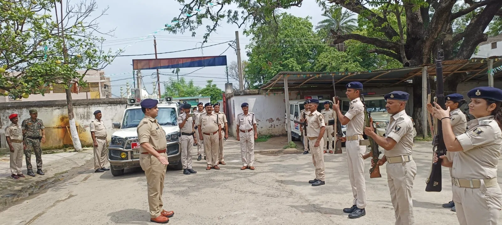 लंबित पाए गए कांडों की समीक्षा के दौरान अनुसंधानकर्ताओं की लापरवाही पर नाराज हुए एसपी,गोगरी सर्किल इंस्पेक्टर कार्यालय का पुलिस कप्तान ने किया निरीक्षण
