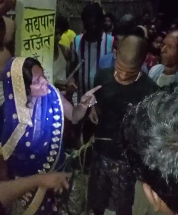 ...और तीन बच्चों की मां संग दो बच्चों के पिता की ग्रामीणों ने करा दी शादी,आपत्तिजनक अवस्था में पकड़े जाने के बाद ग्रामीणों ने पहले दोनों को पीटा