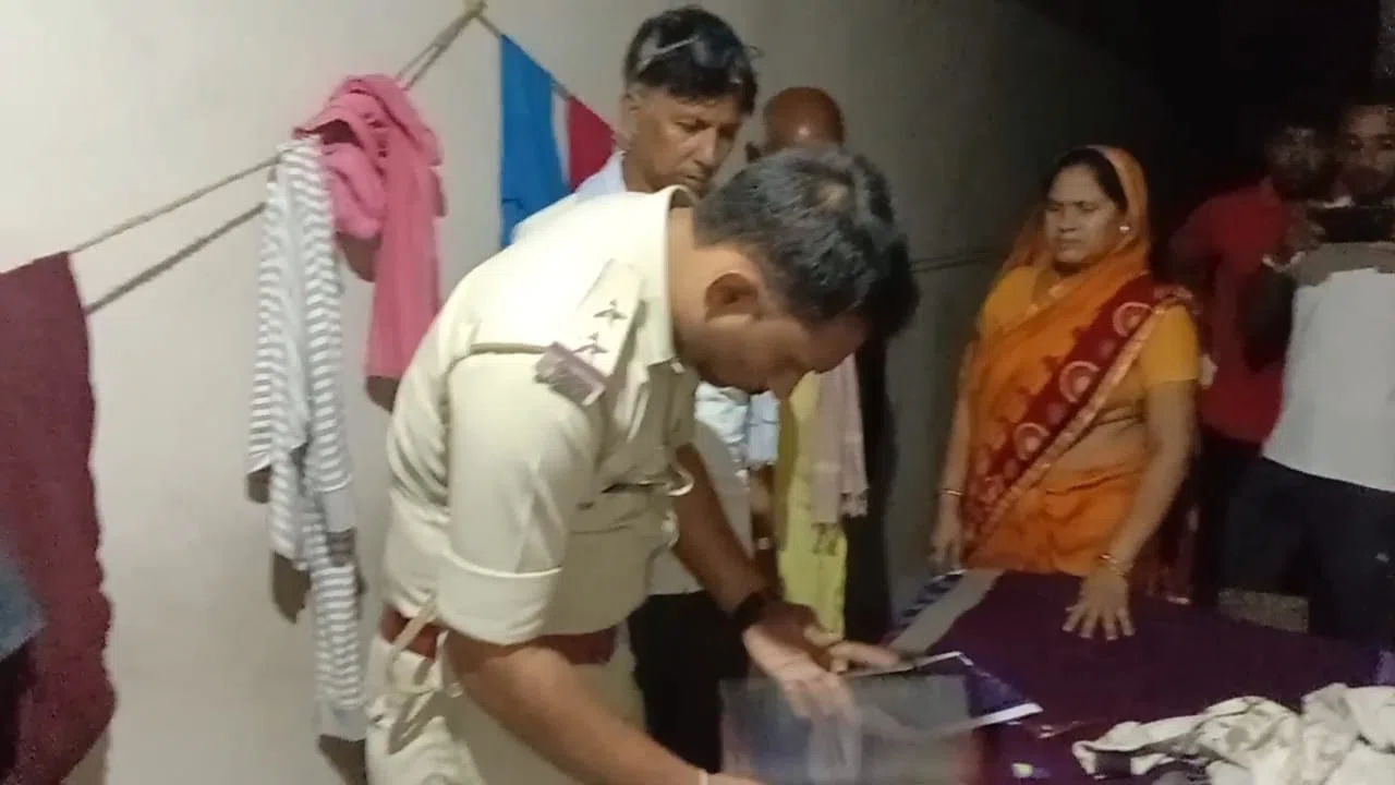 परबत्ता स्थित लेलिन नगर तेमथा में नानी के यहां रहकर पढ़ाई करने वाली किशोरी की संदेहास्पद मौत को लेकर मची सनसनी,पड़ताल में जुटी पुलिस