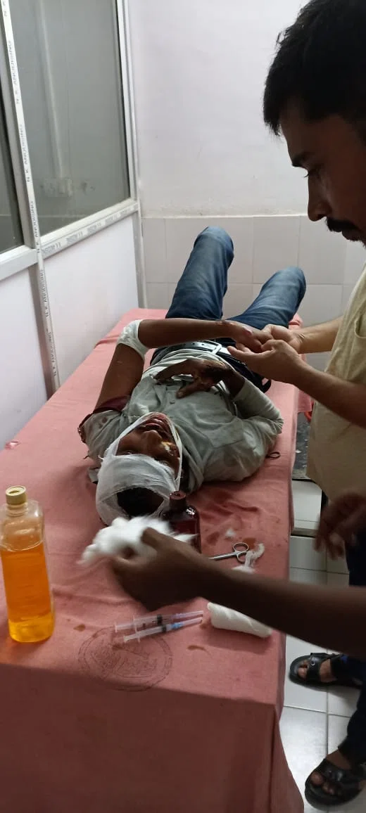 दो बाइकों के बीच हुई आमने-सामने की टक्कर में दो बाइक सवार बुरी तरह जख्मी, नाजुक हालत में किया गया रेफर