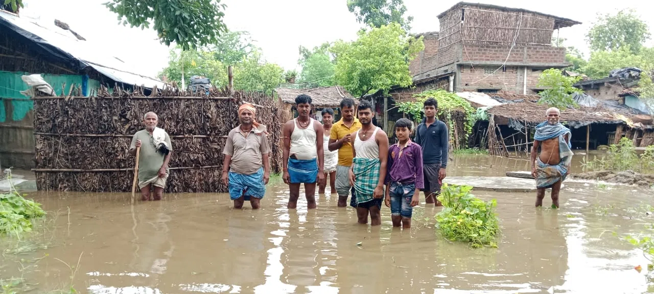 भारी बारिश के कारण एक दर्जन परिवारों का घर हुआ जलमग्न, जल निकासी की व्यवस्था नहीं रहने के कारण लोग हैं परेशान