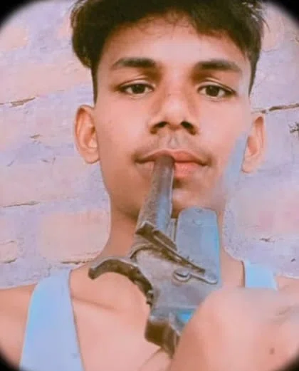 सोशल मीडिया पर हथियार लहराकर जान मारने की धमकी देने वाला यह शख्स है कौन!उठ रहे सवाल कि,क्यों बंद है थानेदार की घिग्घी