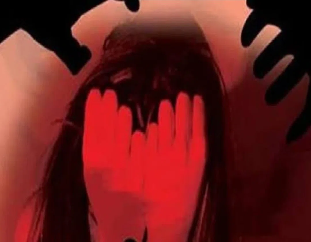 दरिंदे ने युवती को बनाना चाहा हवश का शिकार, असफलता मिलता देख काट खाया युवती का गाल,पड़ताल में जुटी पुलिस