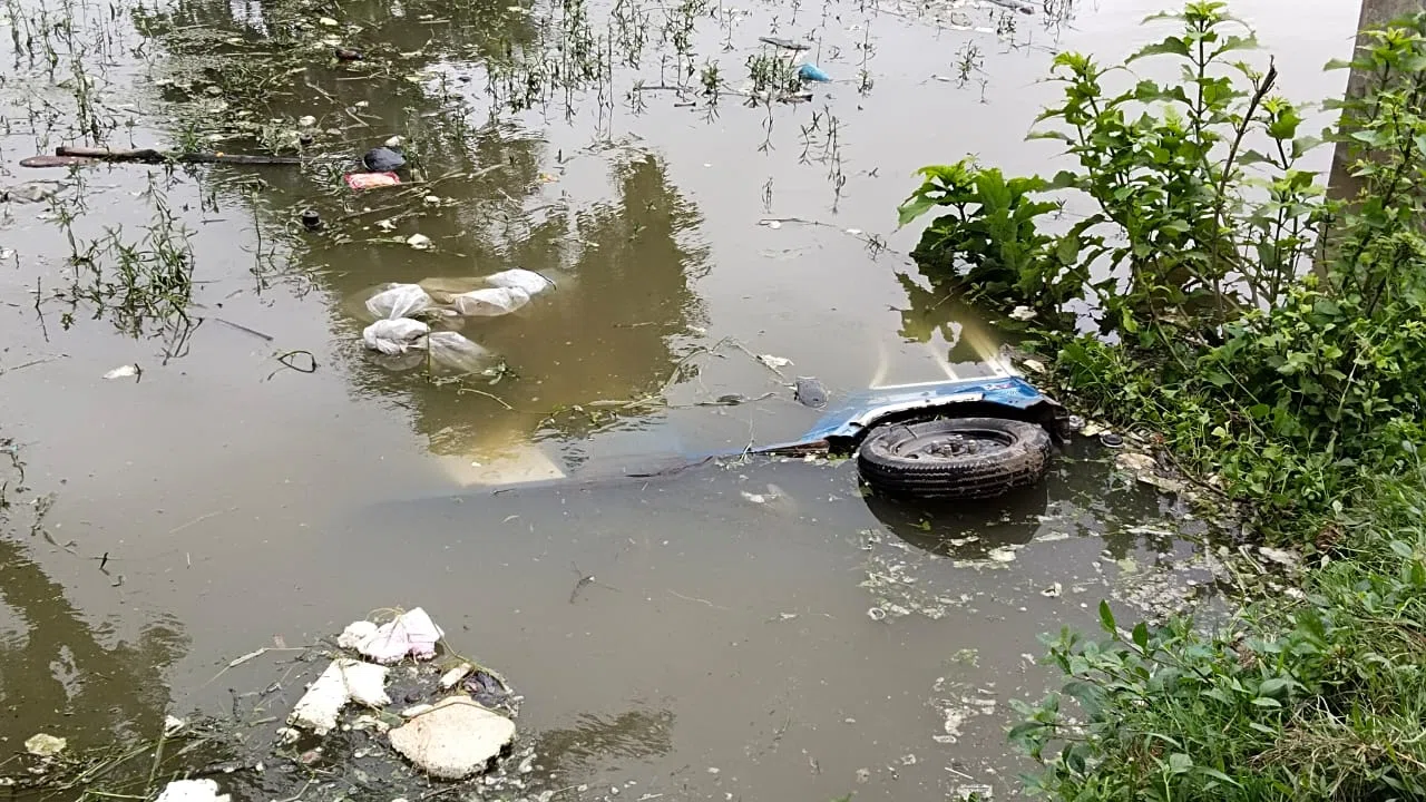 एसटीएफ के दो जवानों ने नहीं दिखायी होती तत्परता तो शायद दस स्कूली बच्चों की चली जाती जान,स्कूली बच्चों से भरा ई-रिक्शा गहरे तालाब में पलटते ही मच गया था कोहराम