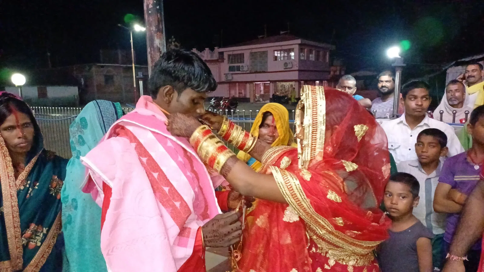 नयागांव के श्रीरामेश्वर महादेव मंदिर में ग्रामीणों ने कराई एक प्रेमी युगल की शादी,खासे चर्चा में है दोनों का विवाह