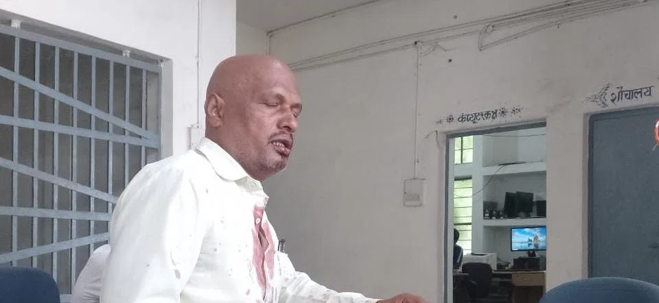 ...और जब देखते-देखते स्कूल के हेड मास्टर साहब और टोला सेवक करने लगे आपस में कुश्ती,जख्मी होकर पहुंचे थाना