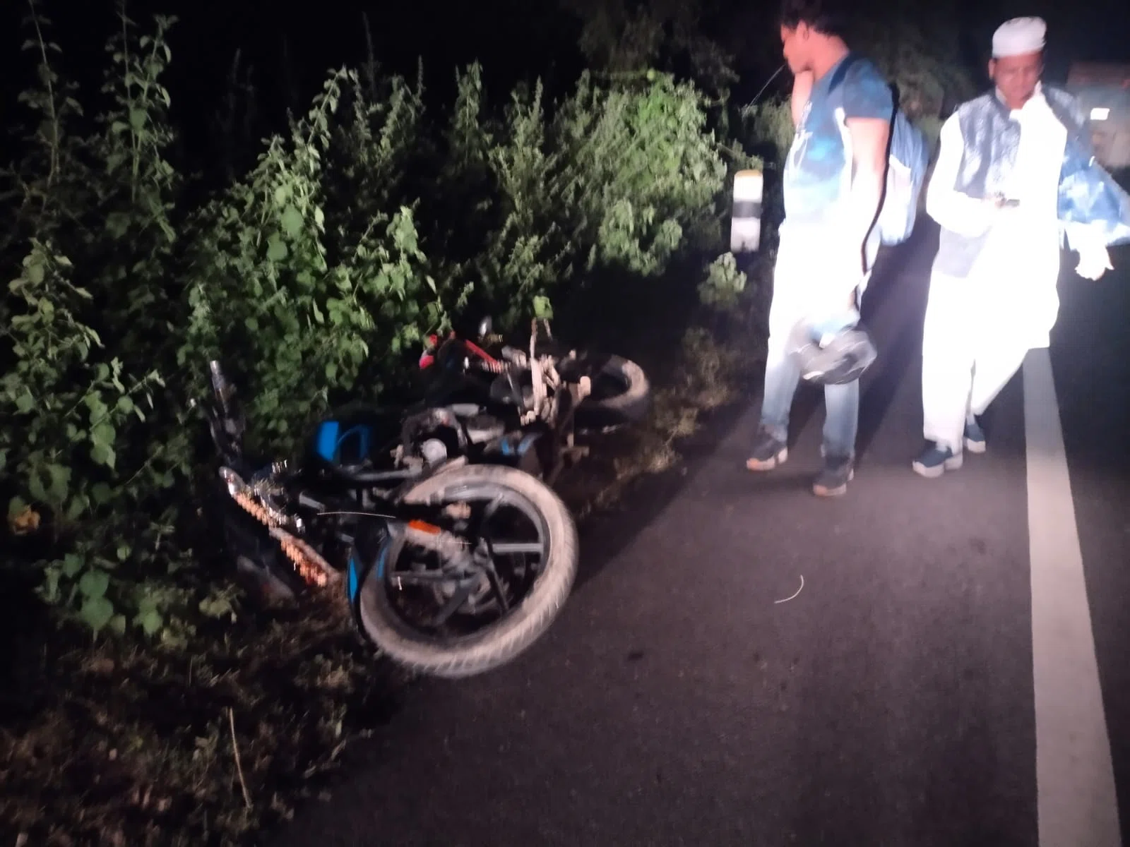 ट्रक और मोटरसाइकिल के बीच हुई टक्कर में एक बाइक सवार की दर्दनाक मौत,दूसरे की हालत गंभीर,पसराहा थाना क्षेत्र में हुई घटना