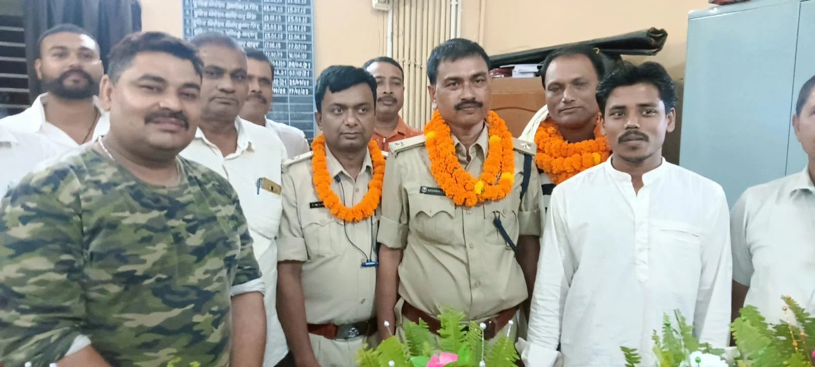 गोगरी थानाध्यक्ष के रुप में फैसल ने ग्रहण किया पदभार, निर्वतमान थानेदार रंजीत को दी गयी विदाई..बढ़ रहे अपराध पर रोक लगाना पहली प्राथमिकता:फैजल अहमद अंसारी