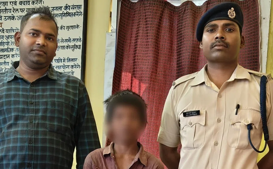 नशे के लिए मासूमियत गंवा रहे नौनिहालों की आखिर कौन संवारेगा जिंदगी!सुलेशन पीने के लिए भीख मांग रहे 12 वर्षीय किशोर को पकड़कर आरपीएफ ने किया चाइल्ड हेल्प लाइन के हवाले