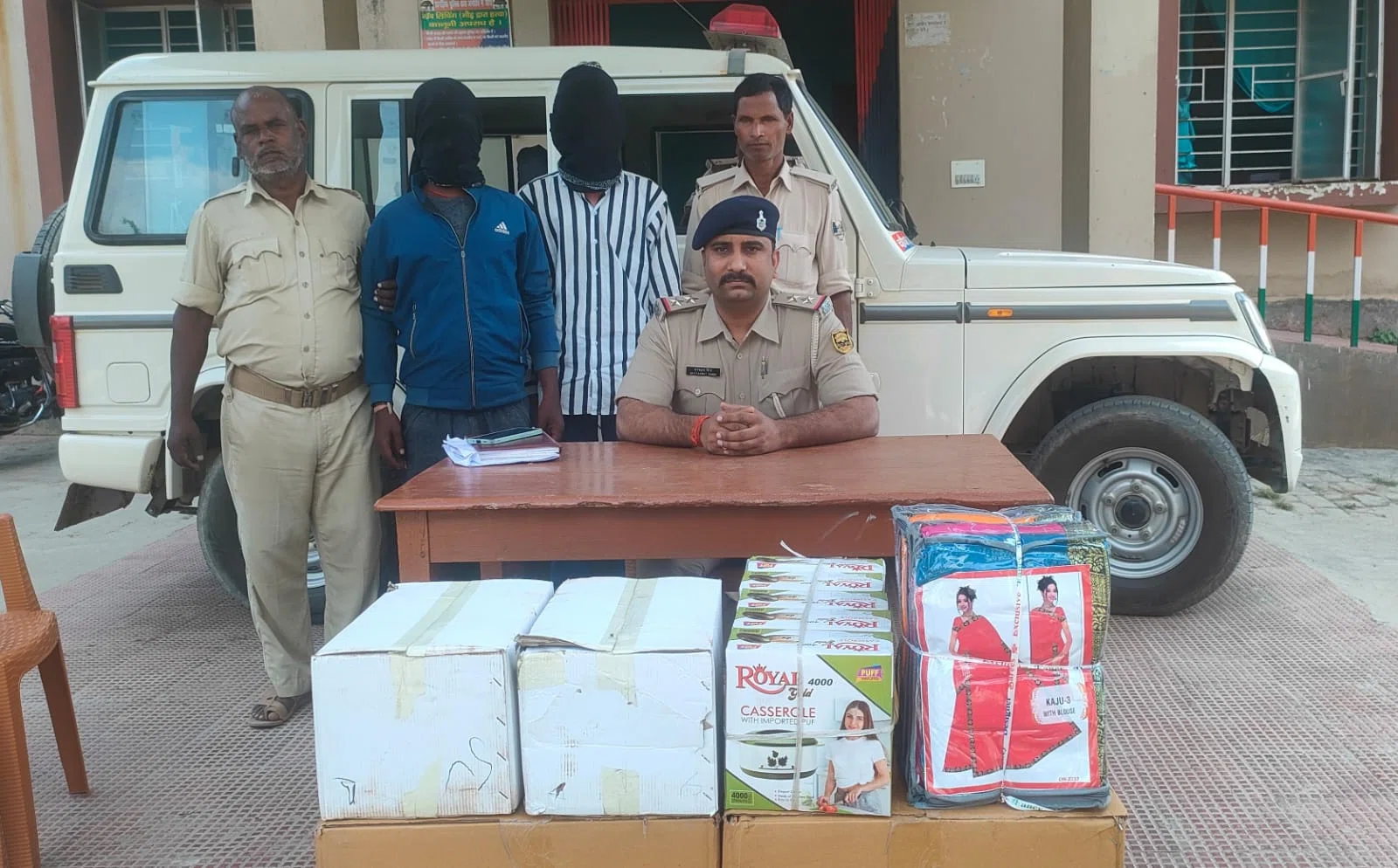 लूटे गए लाखों रुपये के सामान सहित दो लुटेरा गिरफ्तार,मैजिक के ड्राइवर को बंधक बनाकर दिया था लूट की घटना को अंजाम