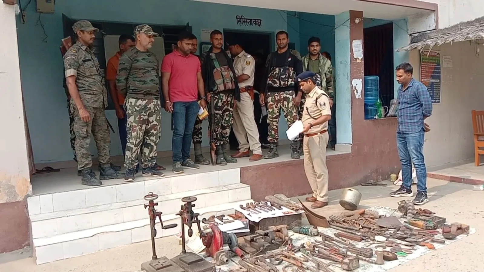 खगड़िया के डुमरिया बुजुर्ग में हो रहा था हथियार का निर्माण,मिनी गन फैक्ट्री का उद्भेदन करते हुए पुलिस ने पांच लोगों को दबोचा,कई निर्मित और अर्ध निर्मित हथियार सहित औजार आदि बरामद