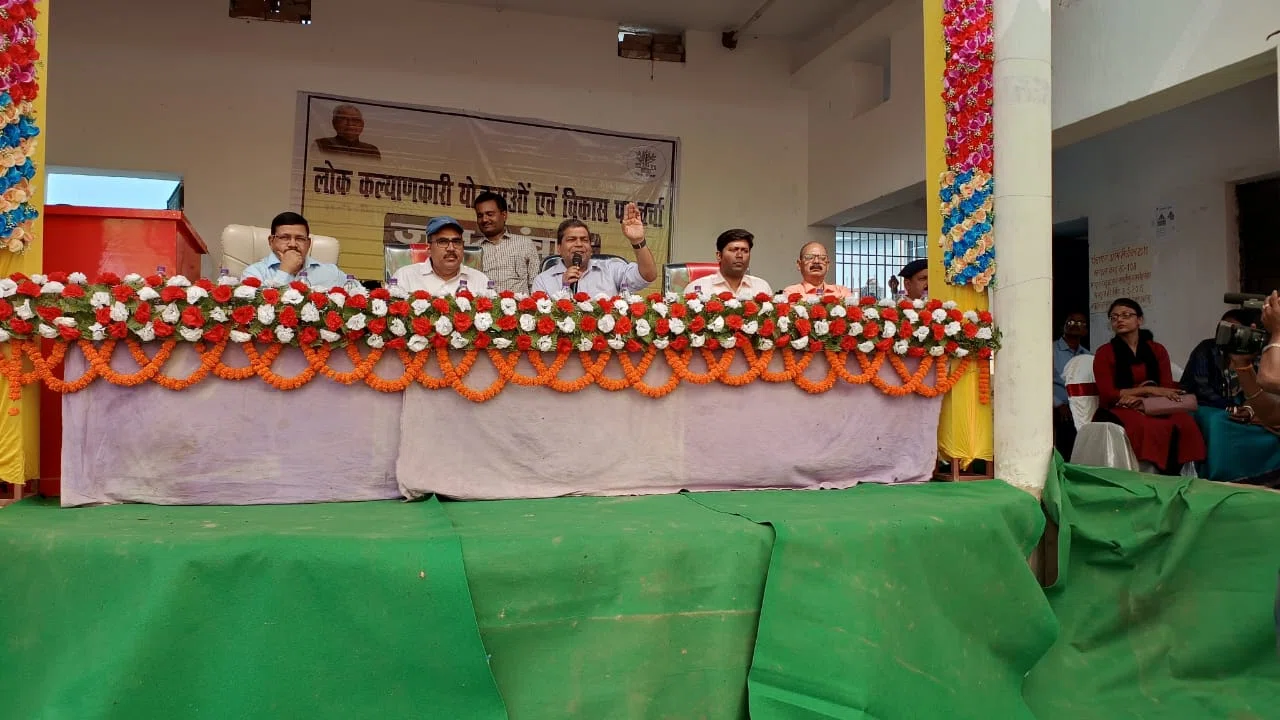 जन संवाद कार्यक्रम आयोजित कर विभिन्न योजनाओं की जानकारी देते हुए सुनी गयी समस्याएं, दिव्यांग जनों का खाता खोलने के लिए बैंक लगाए कैंप: डीएम
