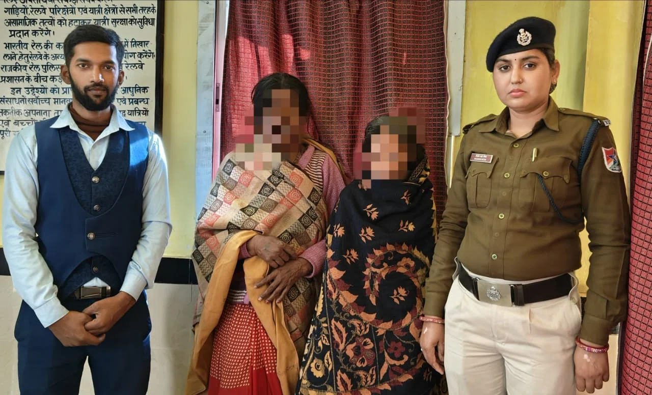 परिवारजनों द्वारा तिरस्कृत की गयी संजू और मंजू ठंड में ठिठुरते हुए स्टेशन पर मांग रही थी भीख,आरपीएफ ने वृद्धा आश्रम को सौंपा