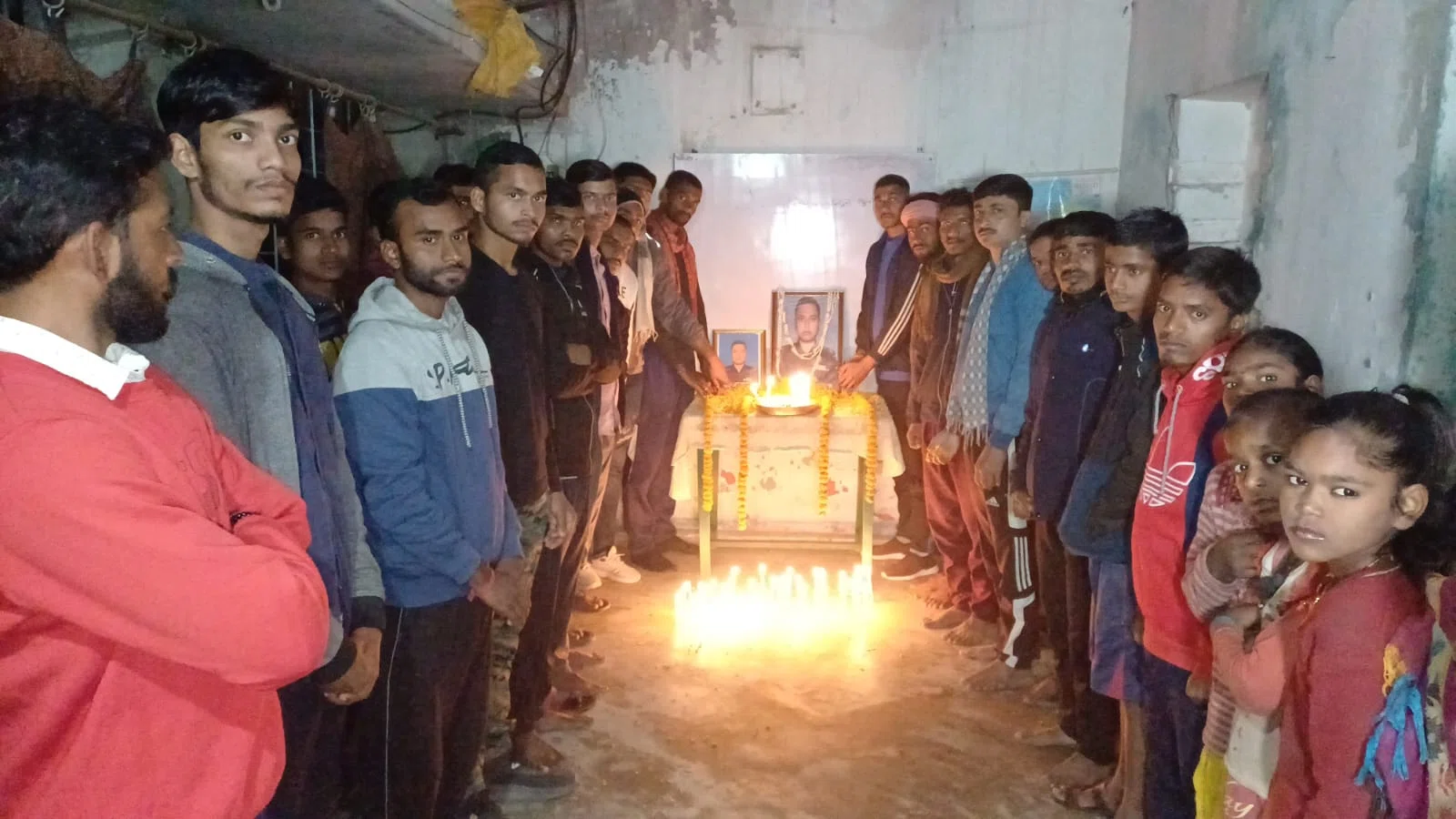 शहीद जेसीओ चंदन कुमार मिश्र की याद में युवाओं ने निकाला कैंडल मार्च,नम आंखों से लोगों ने खगड़िया के लाल किया याद