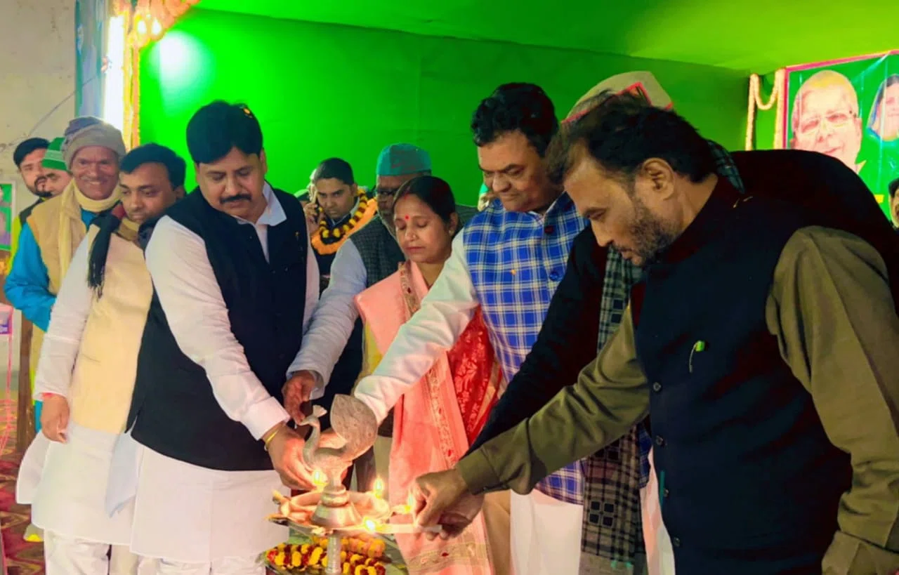 राजद कार्यकर्ता संवाद सम्मेलन में खूब गरजे राजद के दिग्गज... गुणवत्तापूर्ण शिक्षा के लिए तेजस्वी ने महागठबंधन की सरकार में की ढ़ाई लाख शिक्षकों की बहाली और मोदी सरकार कर रही महज जु