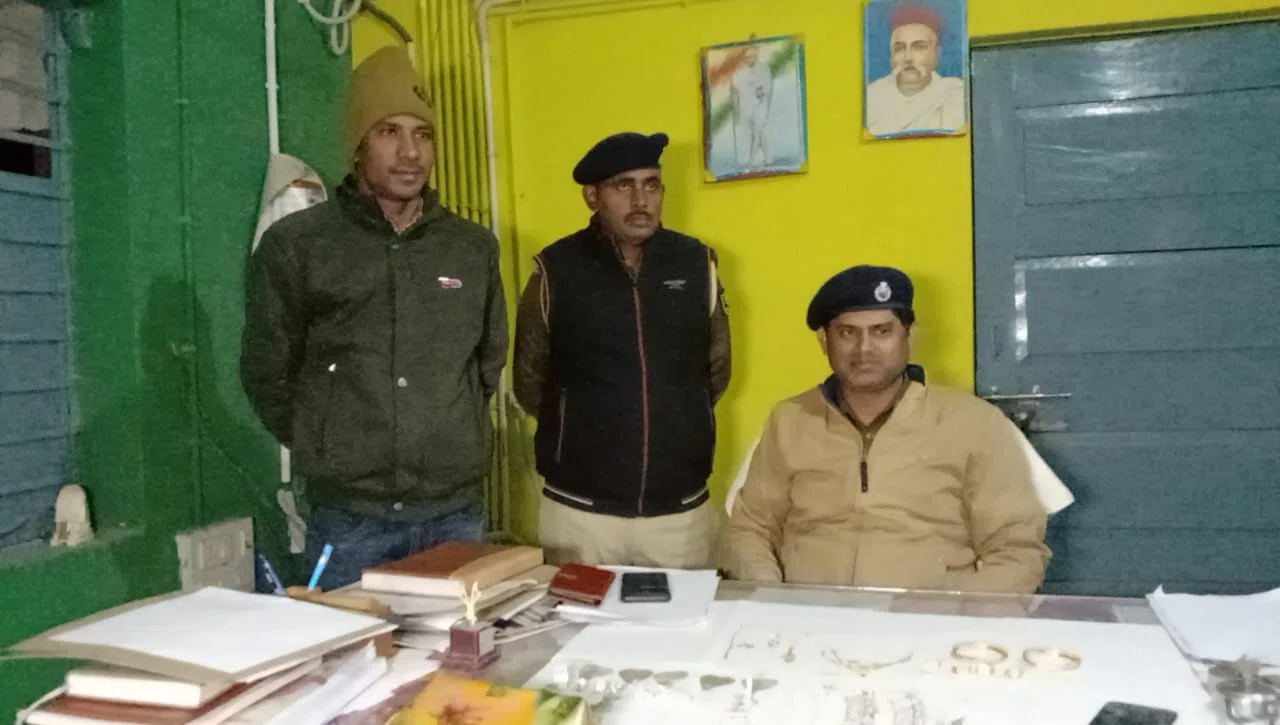 मोजाहिदपुर में Cid इंस्पेक्टर के घर हुई चोरी के मामले में संलिप्त लोगों को हिरासत में लेकर पड़ताल जारी,कई सामान बरामद