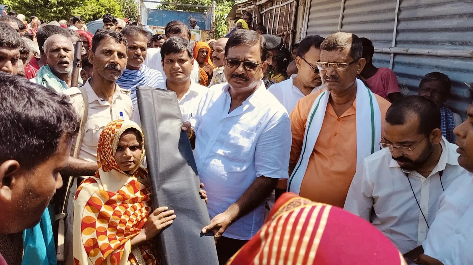 विधान पार्षद राजीव कुमार ने बाढ़ प्रभावित क्षेत्रों का दौरा कर किया राहत सामग्रियों का वितरण,कहा-लाचार है प्रशासन और सरकार