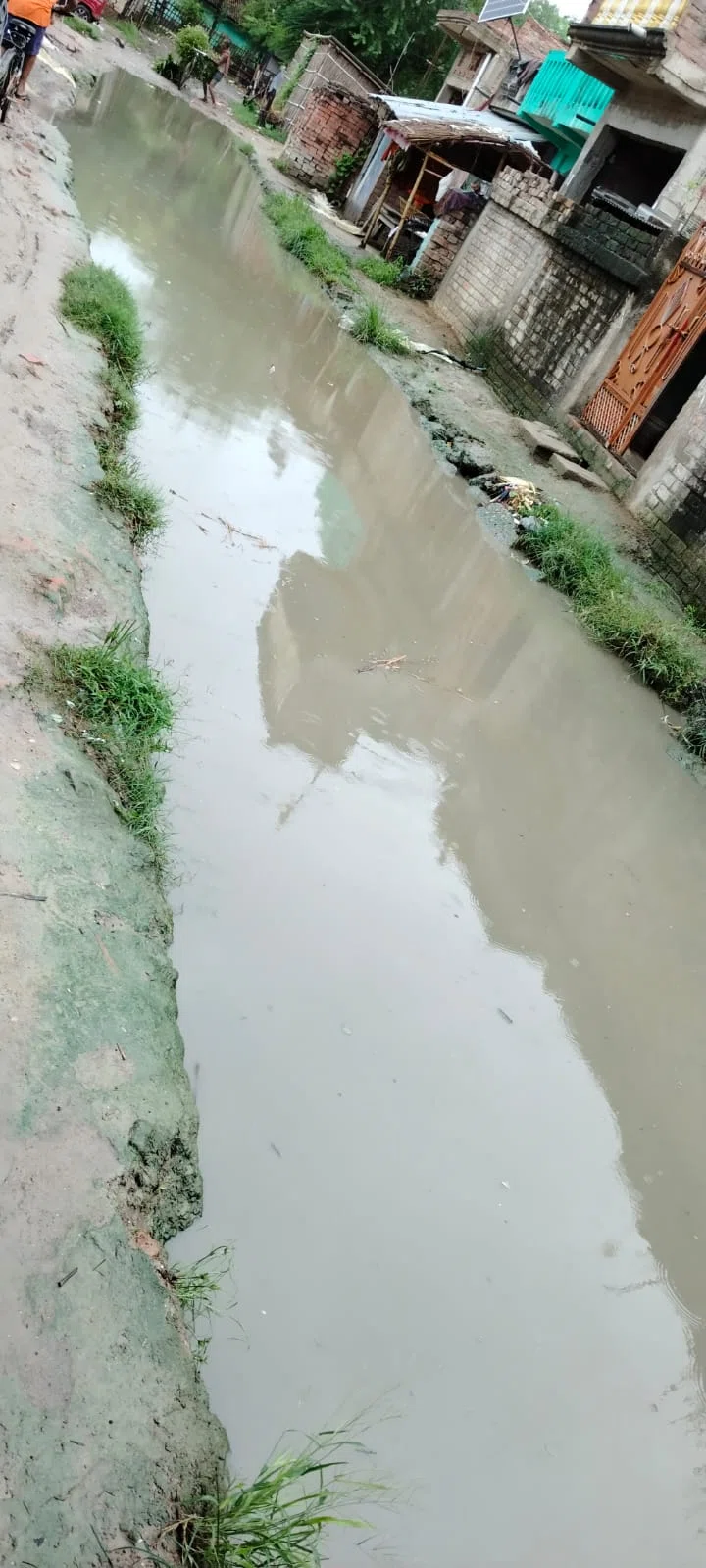 गड्ढों में तब्दील हुई अलौली की सड़कें,क्या विभाग कर रहा हादसे का इंतजार?