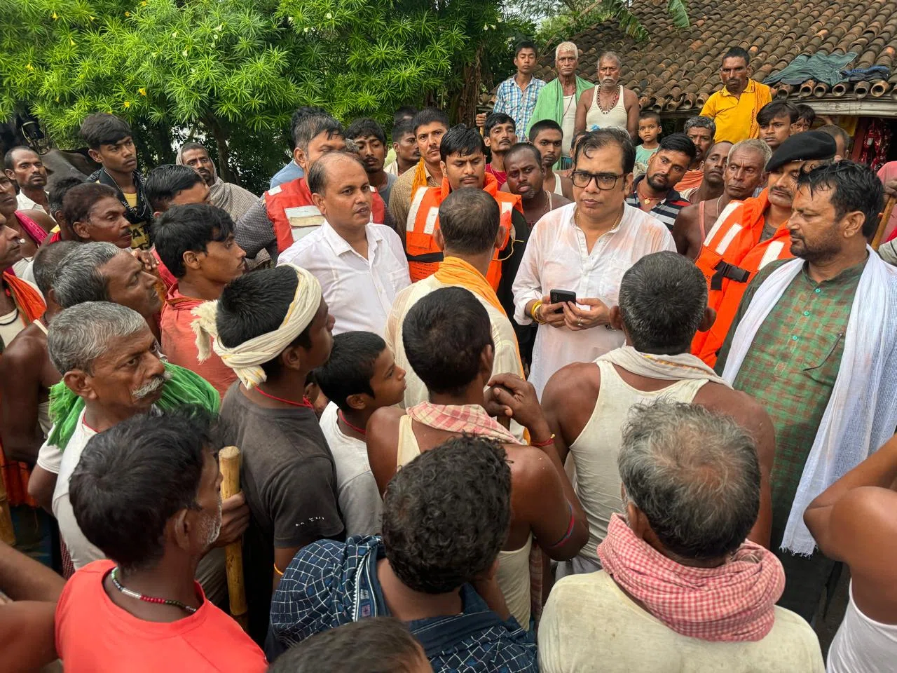 बाढ़ पीड़ितों के दु:ख-दर्द का निवारण करते-करते फंस गयी विधायक की टीम,बाल-बाल बचे विधायक डॉ संजीव
