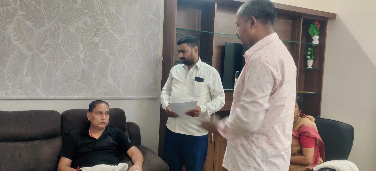 डीएम के संरक्षण में एसडीओ पहुंचा रहे सरकारी राजस्व को नुकसान, समाजसेवी अभय ने प्रभारी मंत्री के सामने खोल कर रख दिया काला चिट्ठा,कार्रवाई की है दरकार
