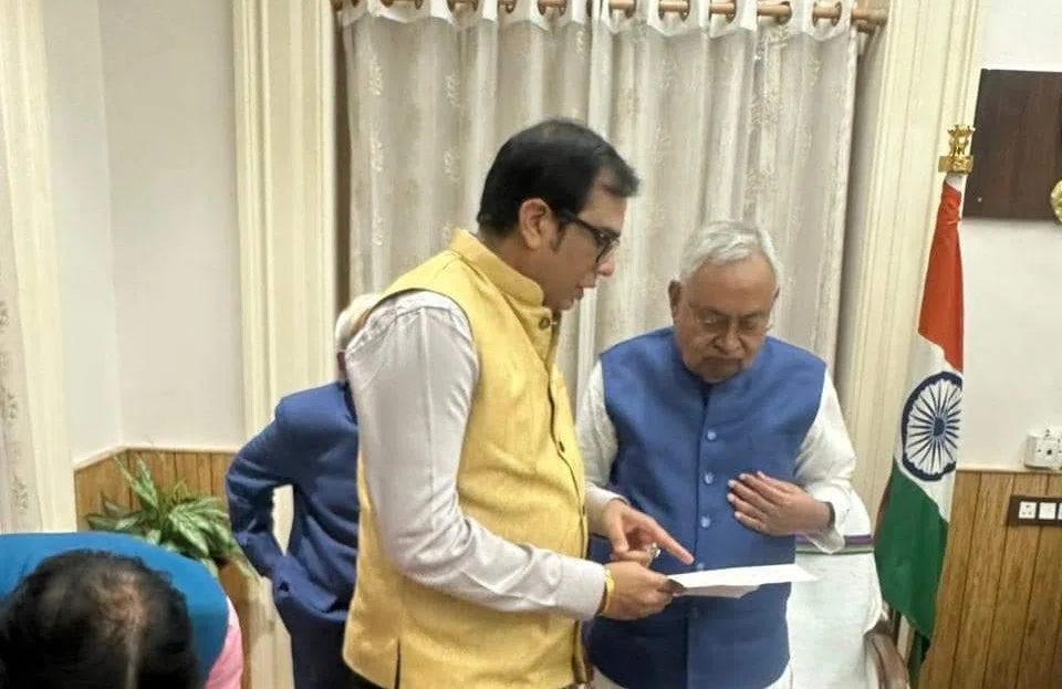 बहुचर्चित विधायक डॉ संजीव ने अगुवानी घाट- सुलतानगंज के बीच क्षतिग्रस्त हुए पुल के निर्माण को ले सीएम नीतीश को सौंपा ज्ञापन!