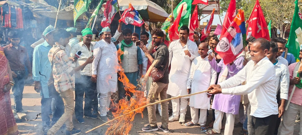 RJDजिलाध्यक्ष मनोहर यादव के नेतृत्व में महागठबंधन के नेताओं ने CMनीतीश का फूंका पुतला, कहा-मानसिक स्थिति ठीक नहीं,अविलंब दें इस्तीफा!!