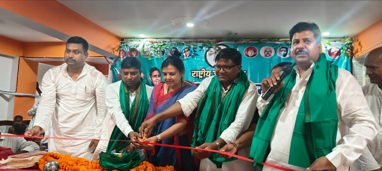 राजद जिलाध्यक्ष मनोहर यादव के नेतृत्व में आयोजित सामाजिक न्याय परिचर्चा कार्यक्रम में पूर्व विधायक एज्या यादव ने कहा-लाखों युवाओं को नौकरी देने वाले तेजस्वी यादव की सरकार बनाएं,मिल